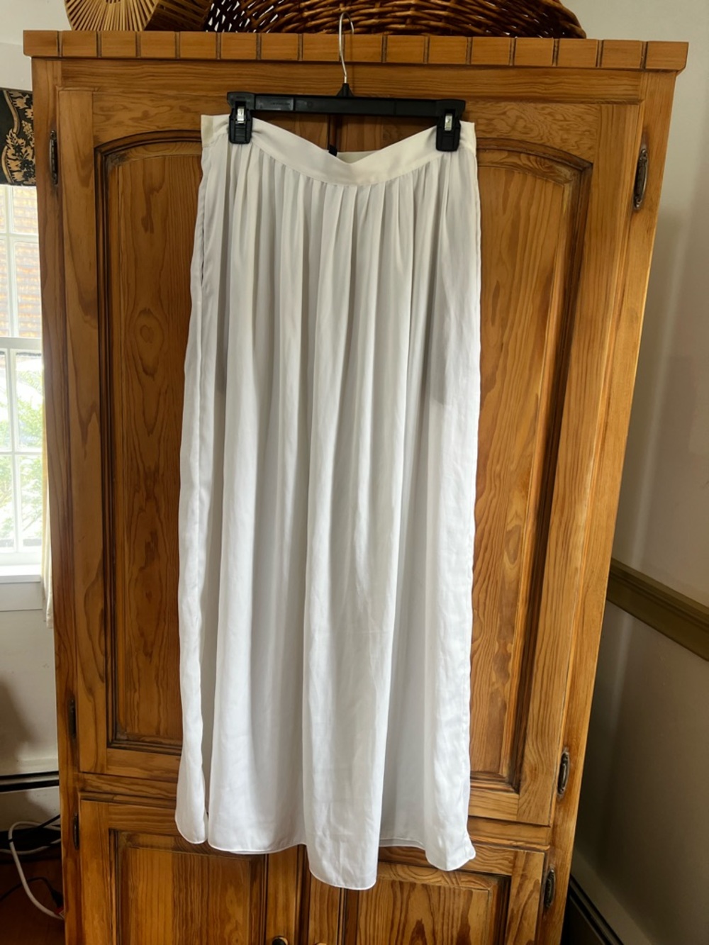 BCBG Elegant White Pleated sheer Maxi Skirt with pockets- waist Sz 30 inches
